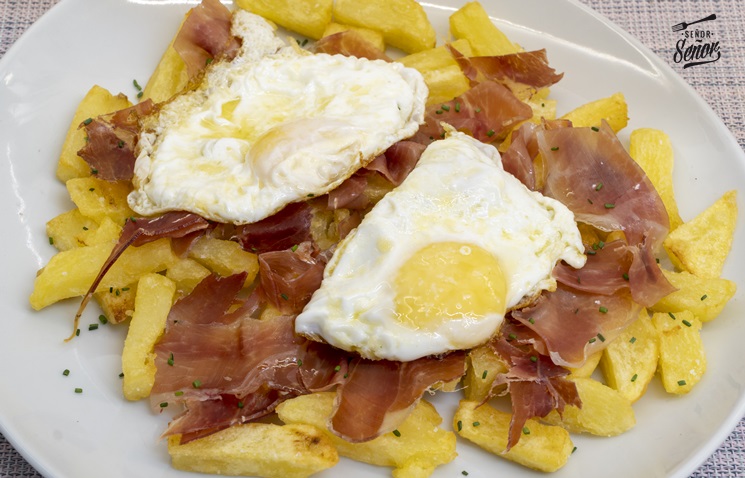 Huevos rotos con jamón